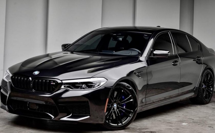 BMW m5 Competition черная