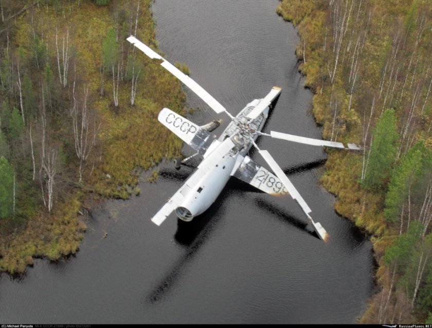 Вертолет ми 6 в Тарко Сале в болоте