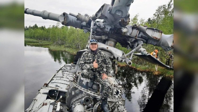 Вертолет ми 6 в Тарко Сале в болоте