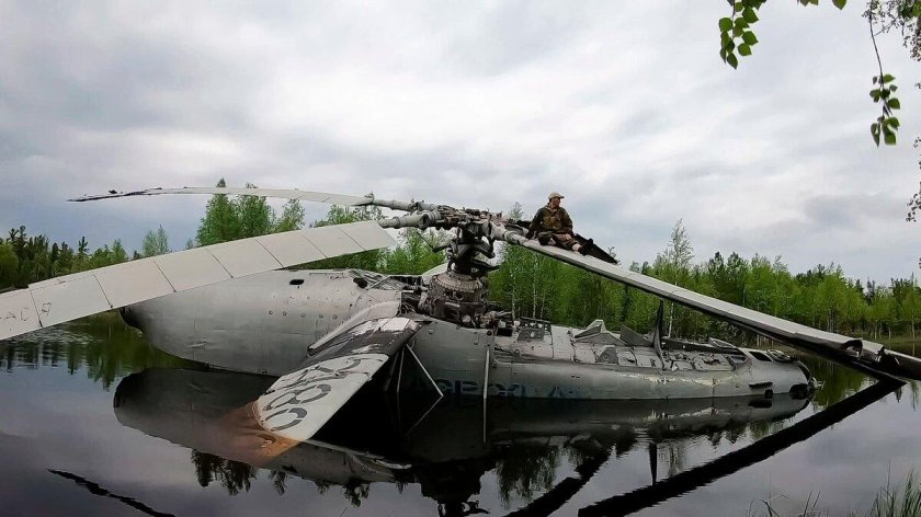 Вертолет ми 6 в Тарко Сале в болоте