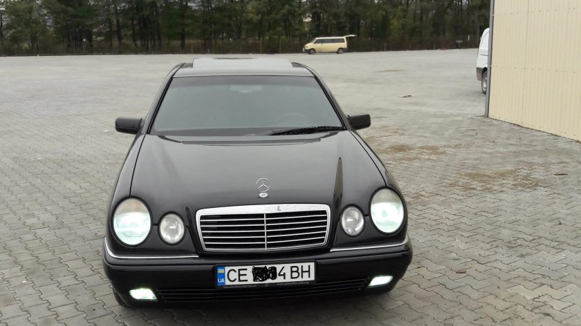 Мерседес старый с круглыми фарами