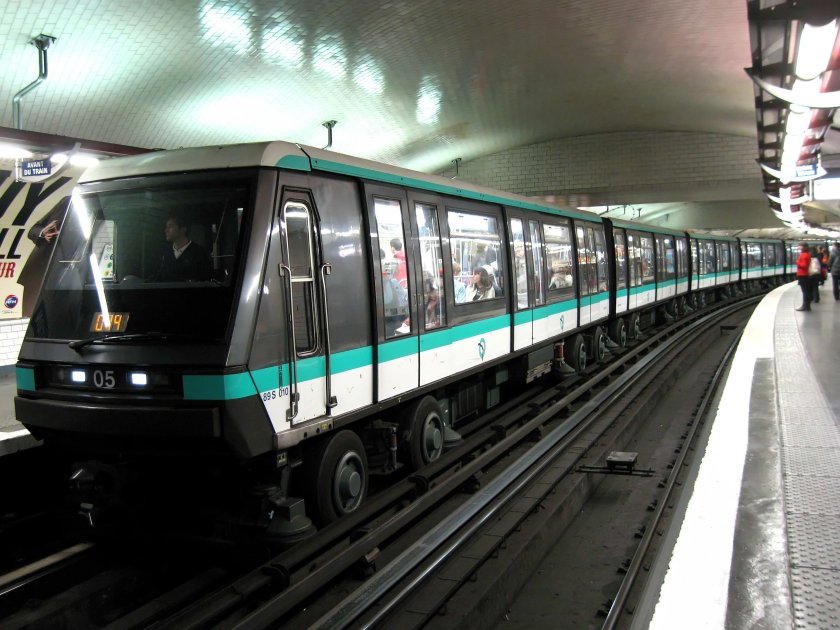Метро Парижа поезда