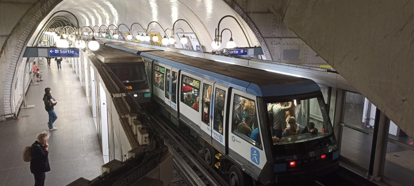 Париж станция метро Пиренеи