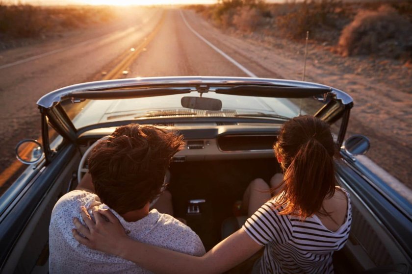 Женщина в кабриолете