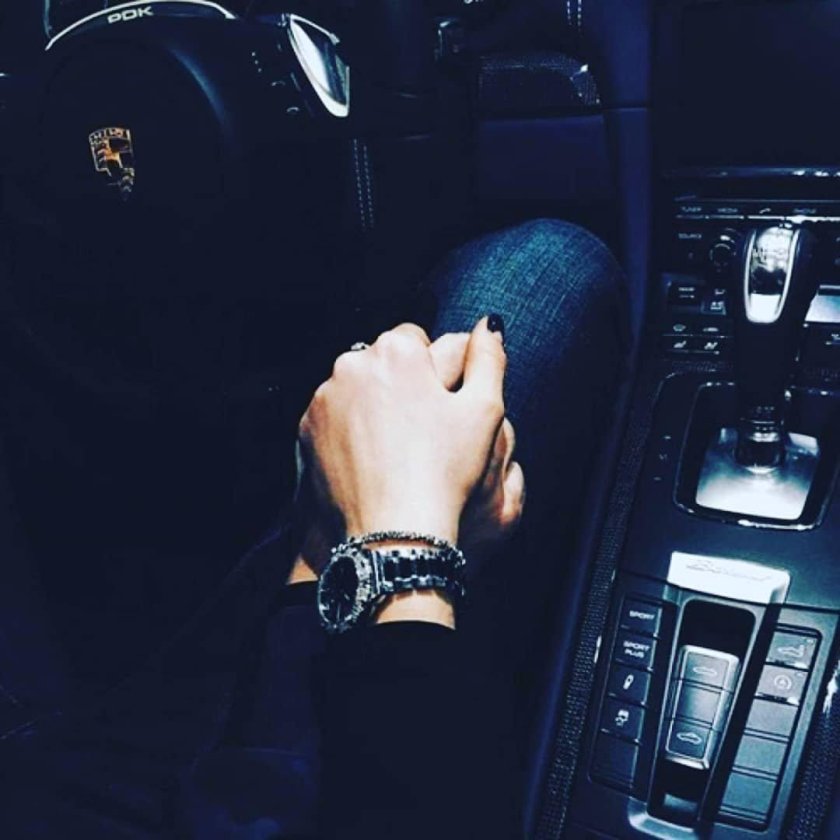 Руки влюбленных в машине