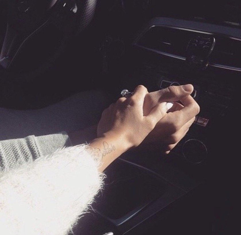 Руки в машине