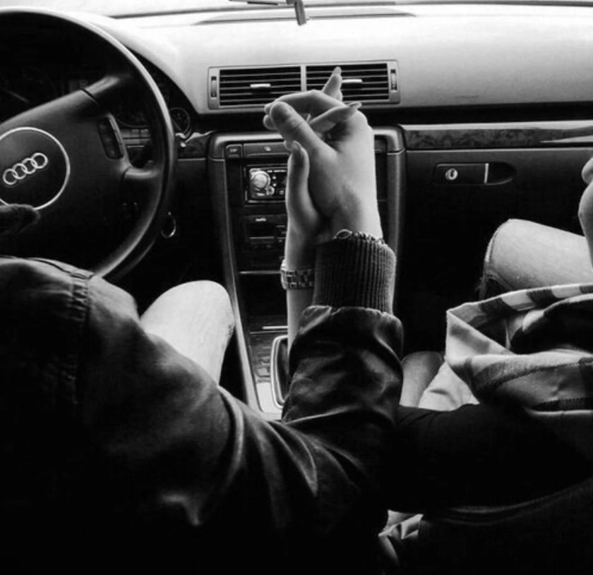 Парень с девушкой в машине