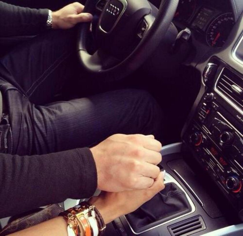 Мужская и женская рука в машине