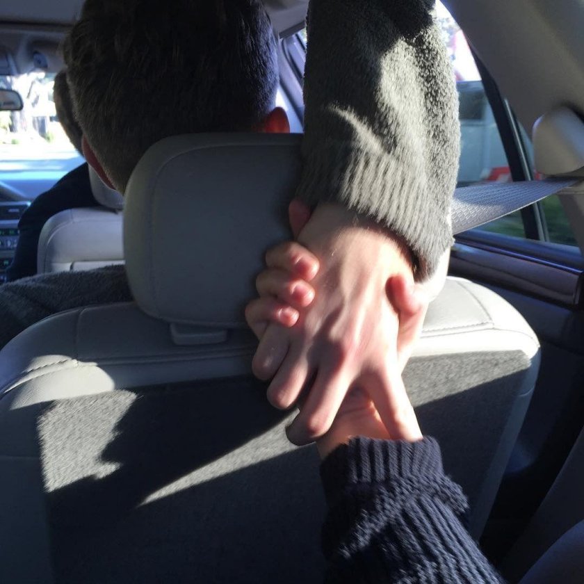 Рука в руке в машине