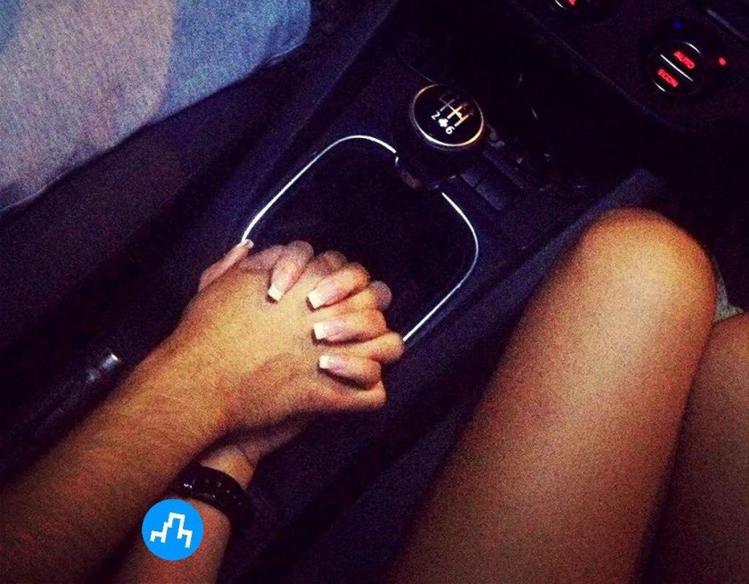 Рука в руке в машине