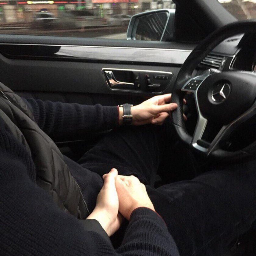 Руки влюбленных в машине