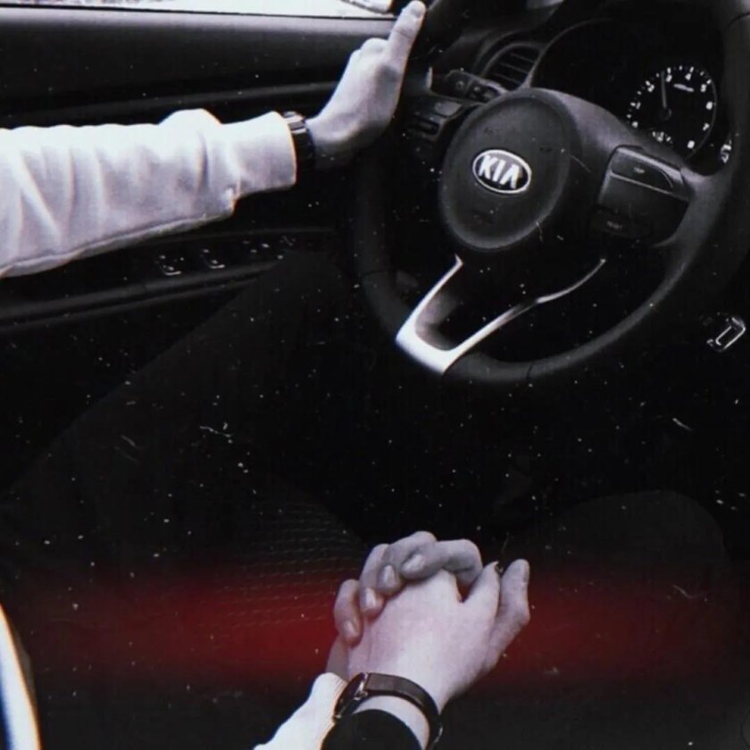 Парень с девушкой в машине