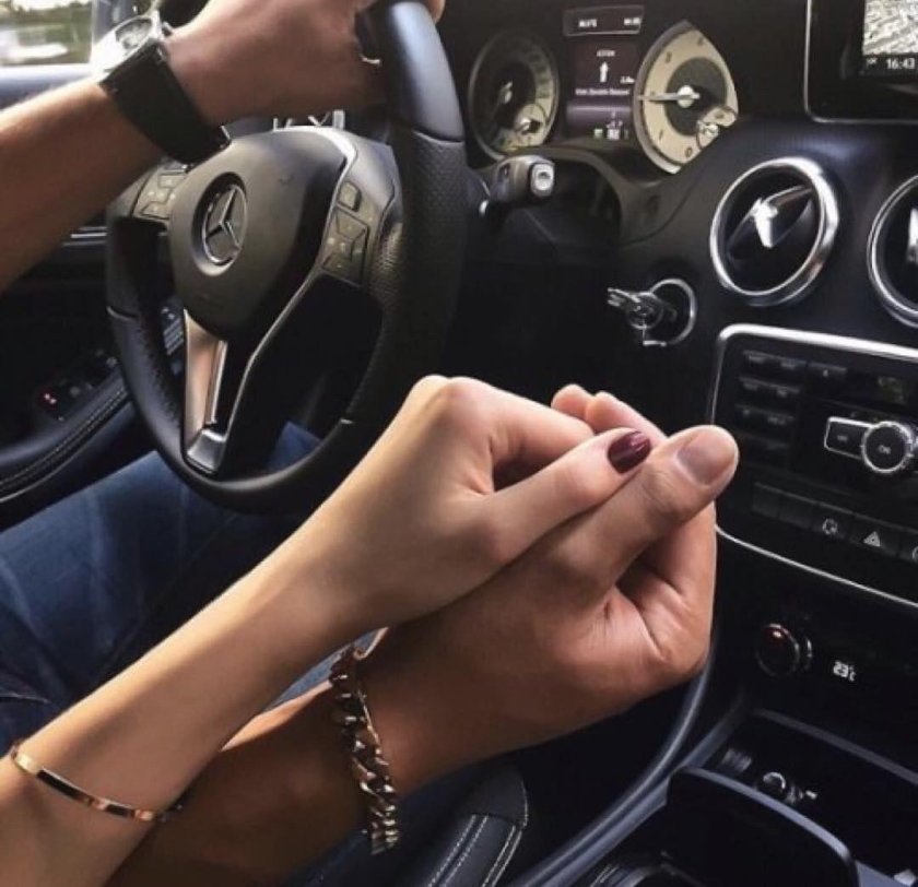 Рука в руке за рулем