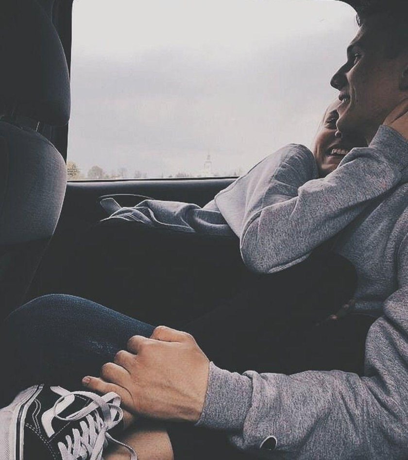 Парочка в машине