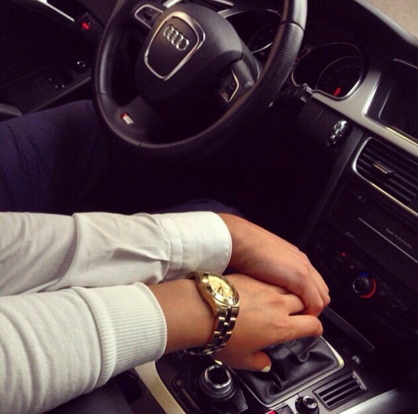 Руки влюбленных в машине