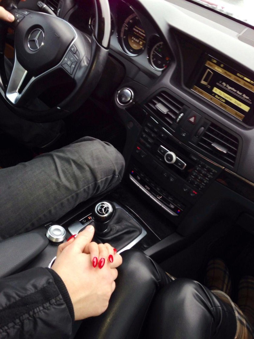 Парень с девушкой в авто