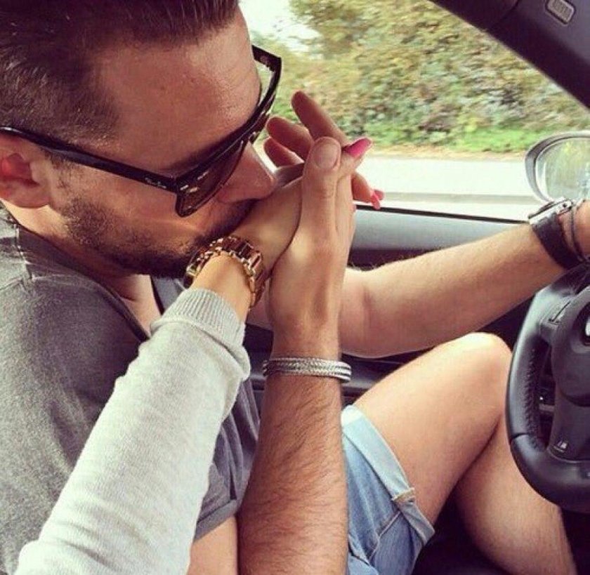 Парень целует руку девушке