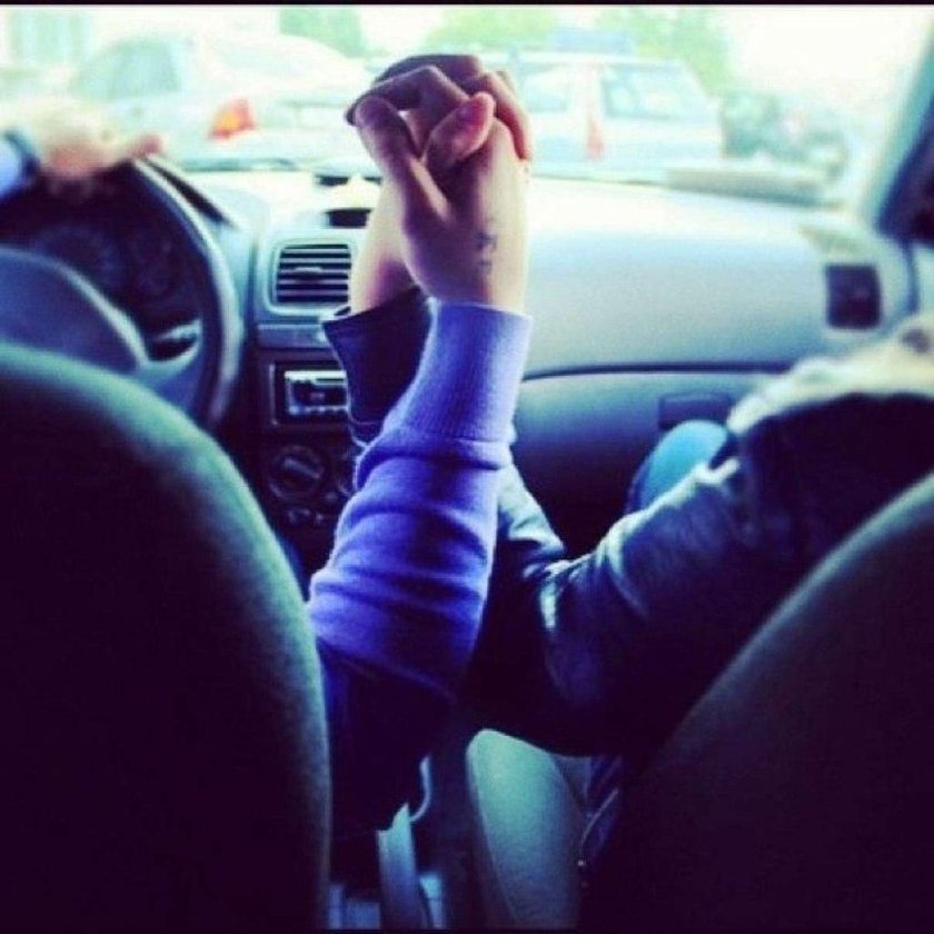 Парень с девушкой в машине