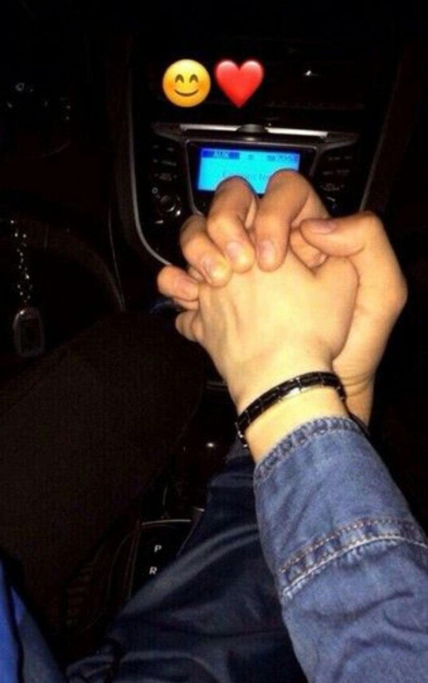 Держатся за руки в машине