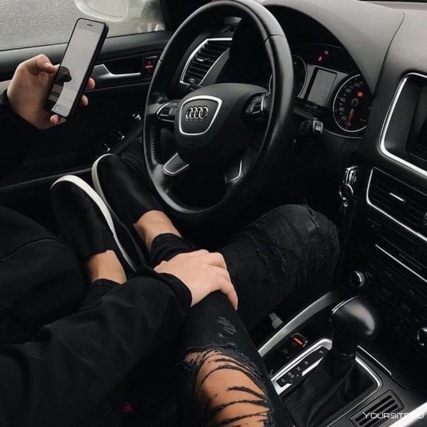 Парочка в машине