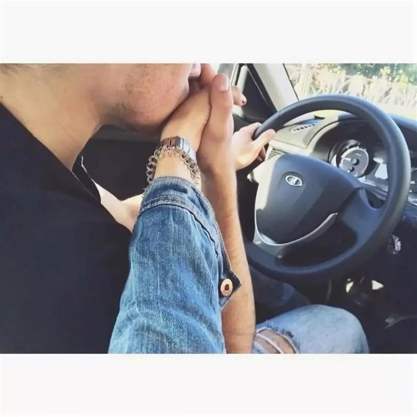 Парень с девушкой в авто