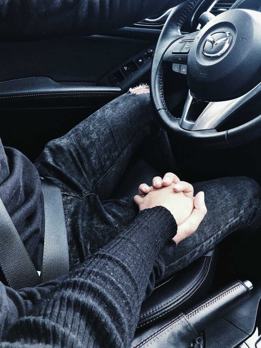 Парень и девушка в машине