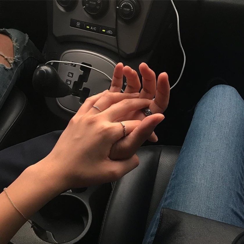 Руки в машине