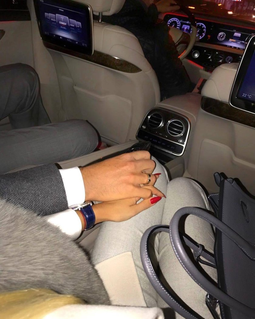 Руки влюбленных в машине