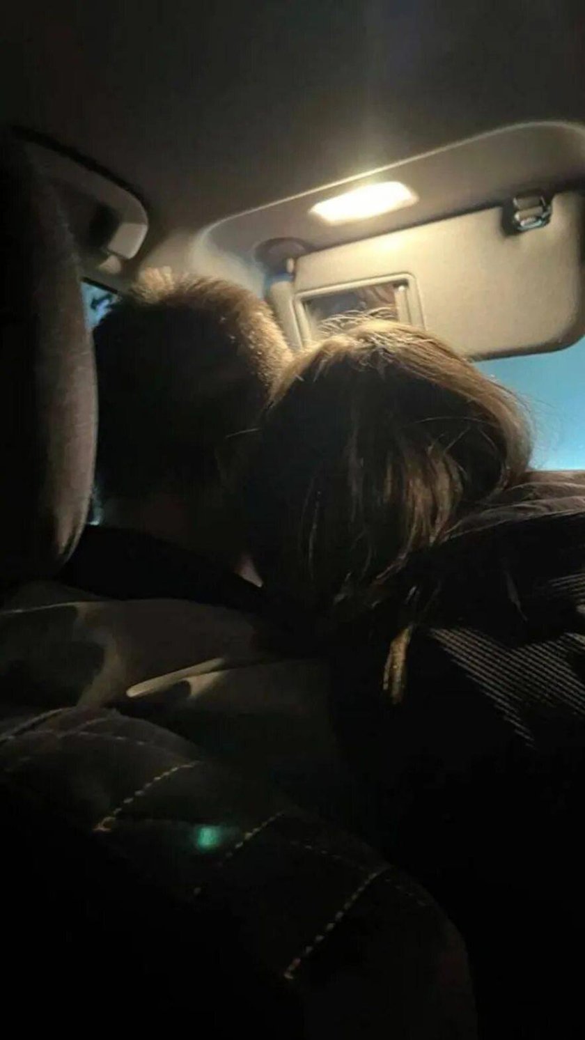 Парень с девушкой в машине без лица