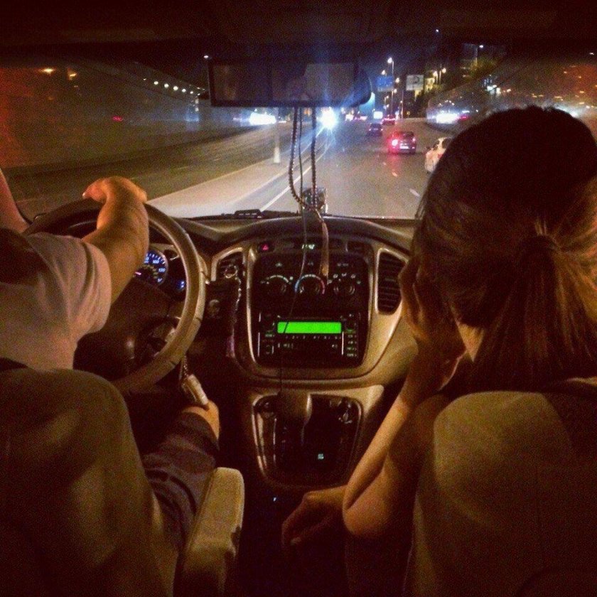 Парень с девушкой в машине ночью