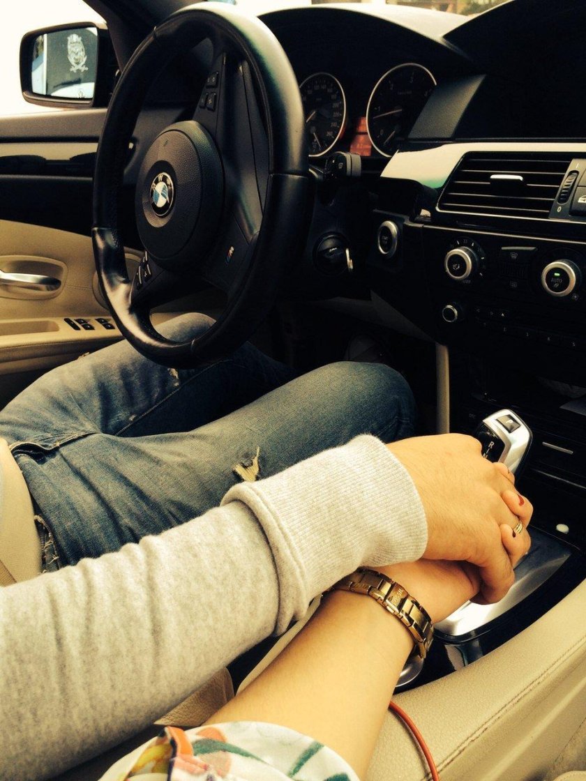 Руки влюбленных в машине