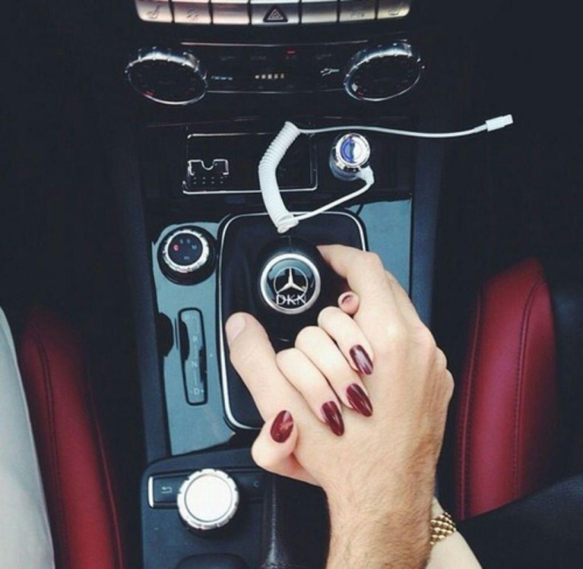 Мужская и женская рука в авто