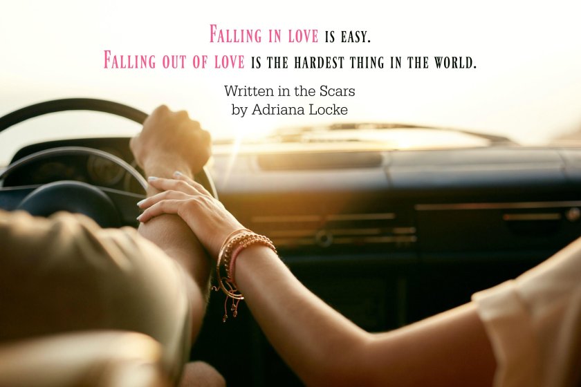 Руки влюбленных в машине