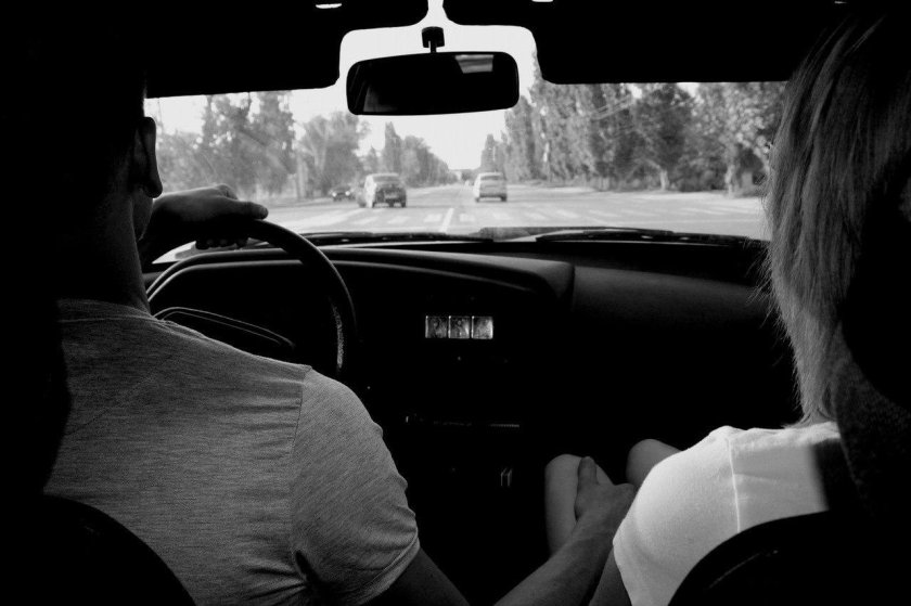 Парень с девушкой в машине