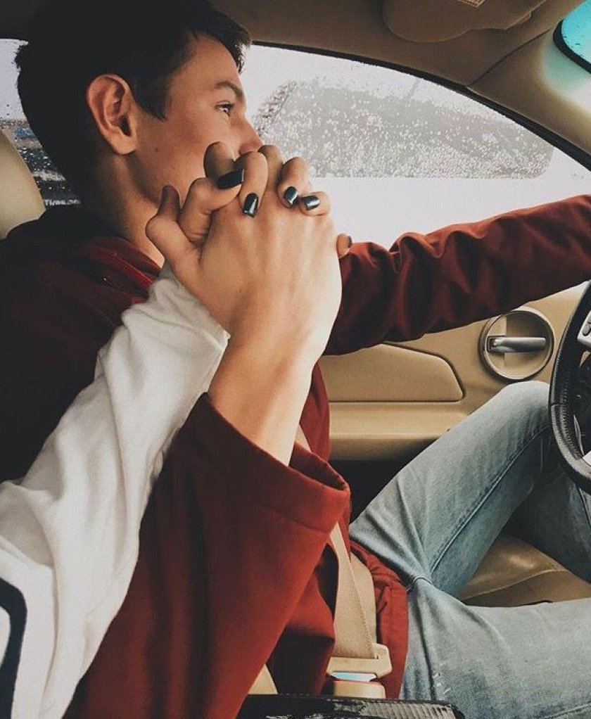 Парень в машине