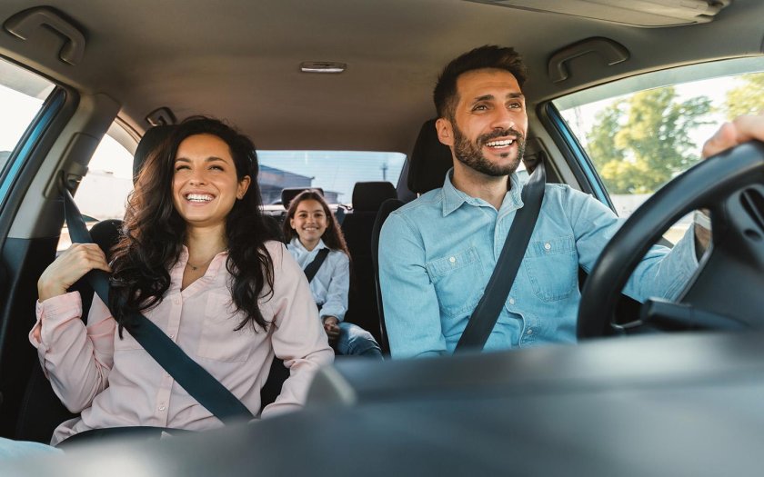 Девушка в машине улыбается