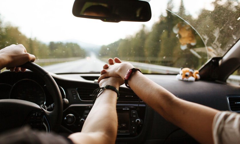 Парень с девушкой в автомобиле