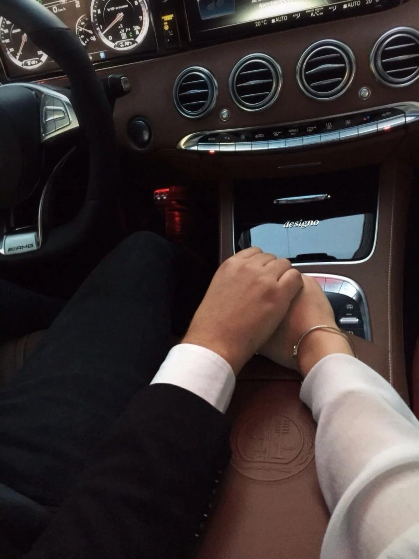 Рука в руке в машине