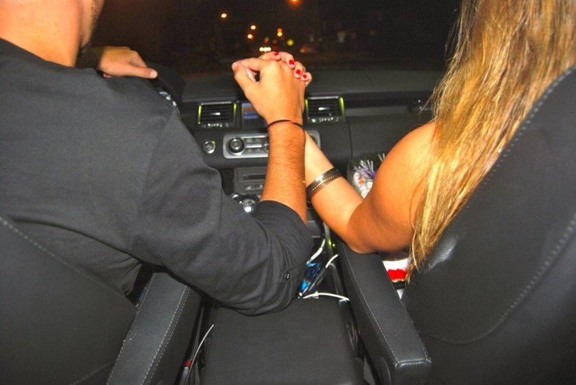 Парень с девушкой в машине