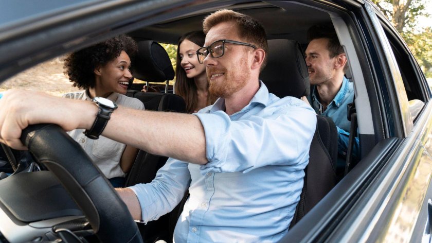 Человек едет в машине