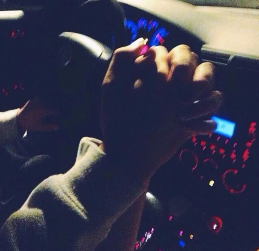 Парень с девушкой в машине ночью