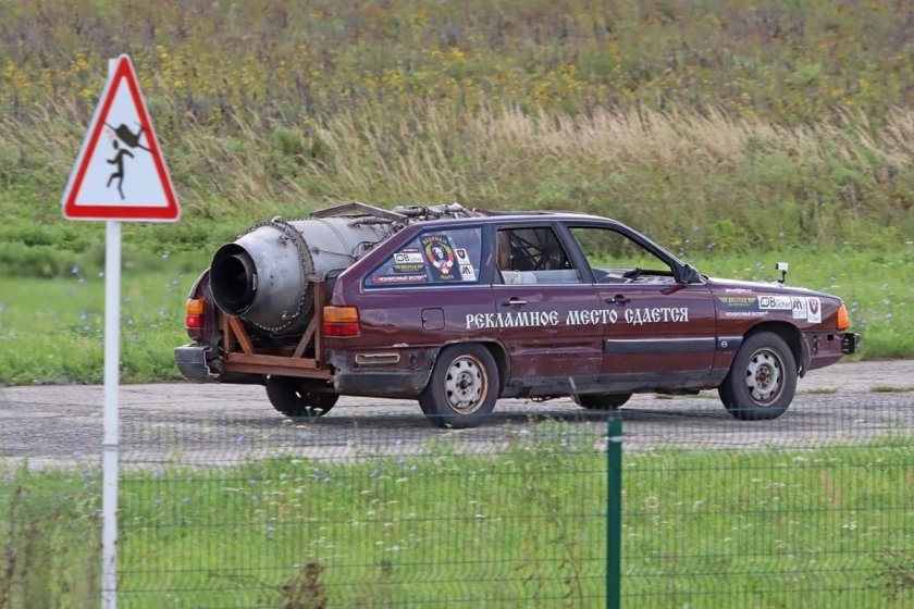 Автомобиль с турбореактивным двигателем