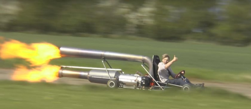 Машина с реактивным двигателем