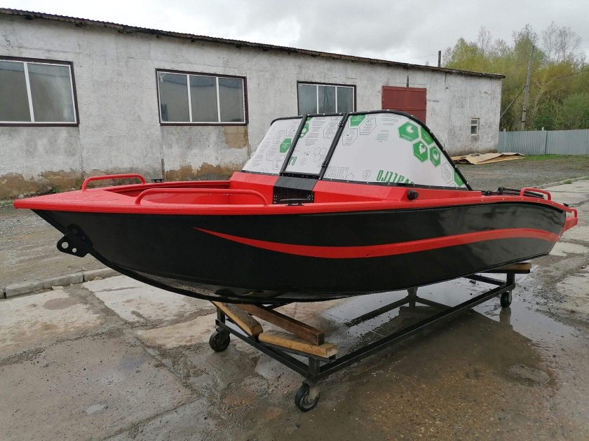 Лодка моторная