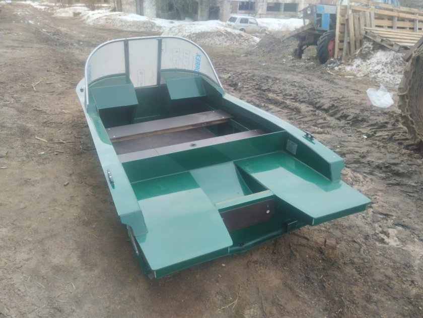 Пластиковая лодка