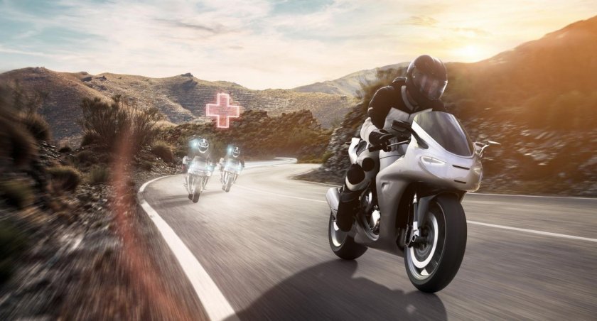 Мотоциклист на дороге