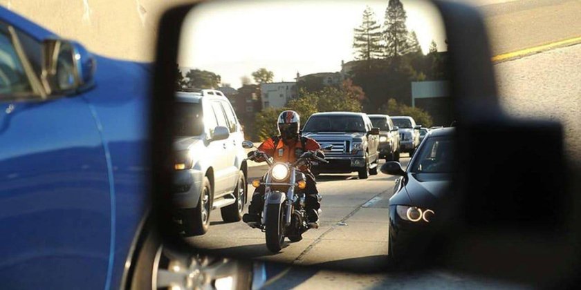 Мотоциклист на дороге