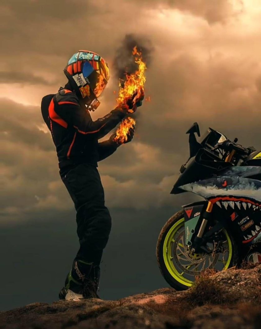 Крутой мотоциклист