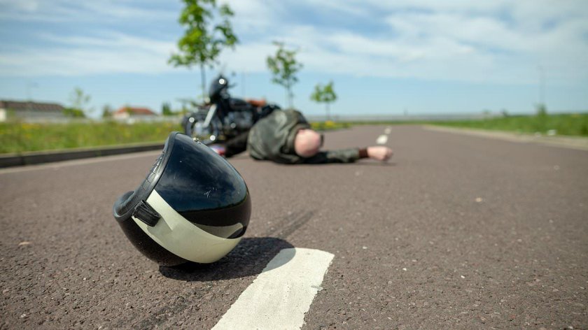 Мотоциклист на дороге