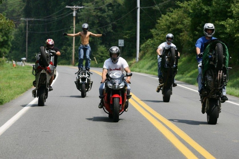 Байкер на дороге